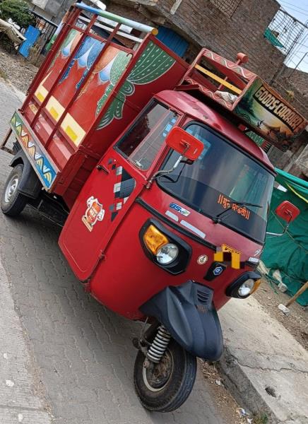 Compact commercial goods vehicle